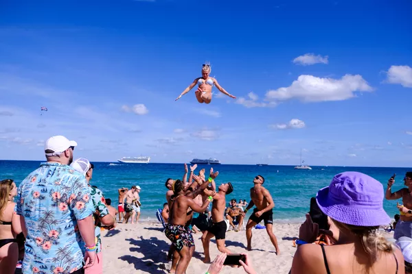 Các sinh viên mừng bắt đầu kỳ nghỉ trên bãi biển Fort Lauderdale, Florida Các sinh viên mừng bắt đầu kỳ nghỉ trên bãi biển Fort Lauderdale, Florida - Sputnik Việt Nam