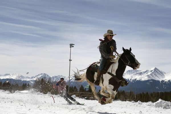 Cuộc thi trượt tuyết Leadville Ski Joring ở Leadville, bang Colorado - Sputnik Việt Nam