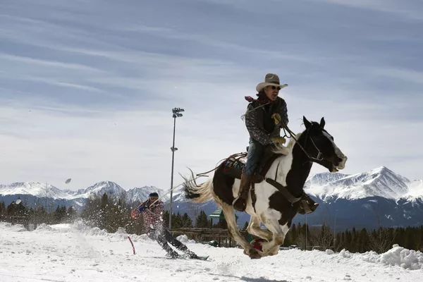 Cuộc thi trượt tuyết Leadville Ski Joring ở Leadville, bang Colorado Cuộc thi trượt tuyết Leadville Ski Joring ở Leadville, bang Colorado - Sputnik Việt Nam