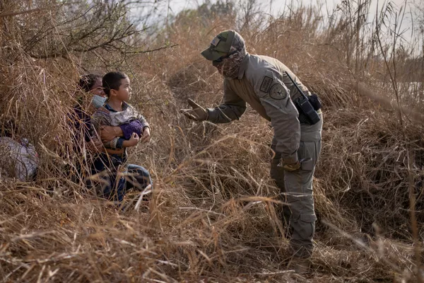 Đại diện an ninh bang Texas nói chuyện với di dân Đại diện an ninh bang Texas nói chuyện với di dân - Sputnik Việt Nam