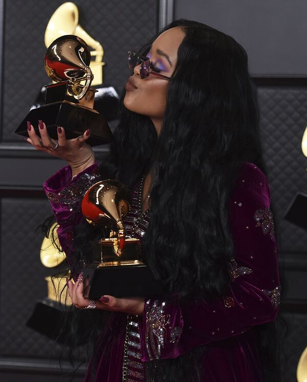 Ca sĩ H.E.R. với giải thưởng Grammy tại lễ trao giải ở Los Angeles - Sputnik Việt Nam