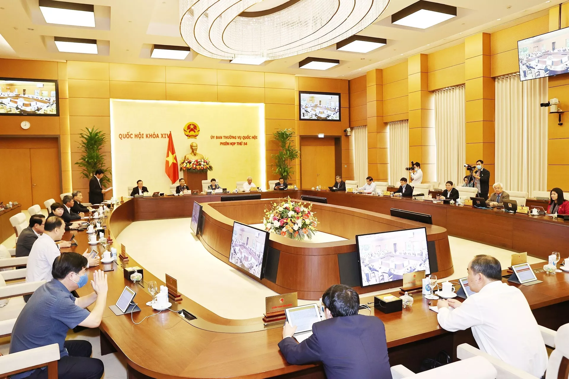 Vì sao chuyện Bí thư Nên ‘ở nhà’, GS. Nhân ra Quốc hội lại nóng dư luận Việt Nam đến thế? Vì sao chuyện Bí thư Nên ‘ở nhà’, GS. Nhân ra Quốc hội lại nóng dư luận Việt Nam đến thế? - Sputnik Việt Nam, 1920, 17.03.2021