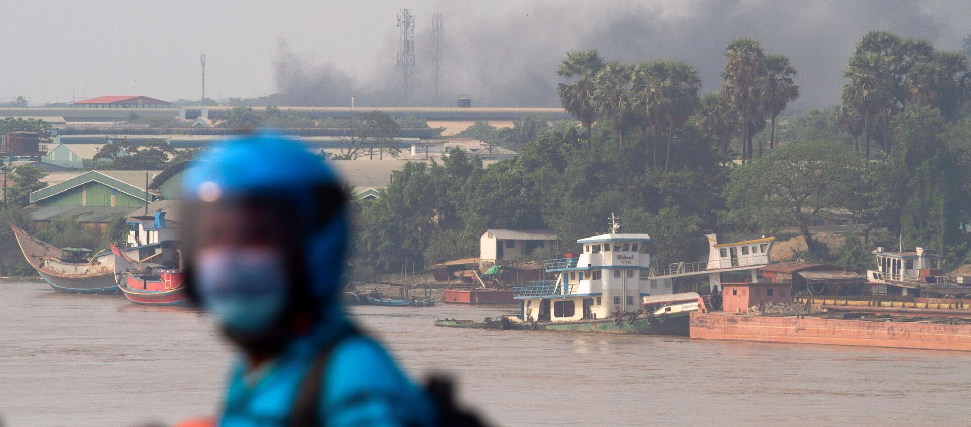 Khói từ nhà máy đang bốc cháy ở Yangon. - Sputnik Việt Nam, 1920, 15.03.2021