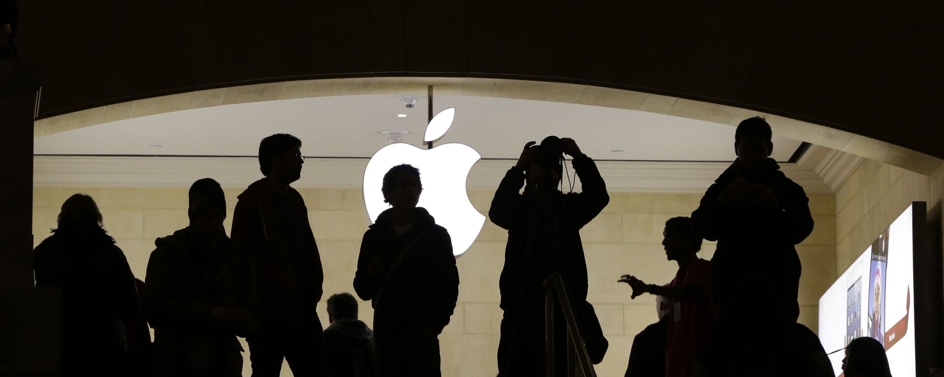  Bóng người trước logo của công ty Apple. - Sputnik Việt Nam, 1920, 12.02.2022