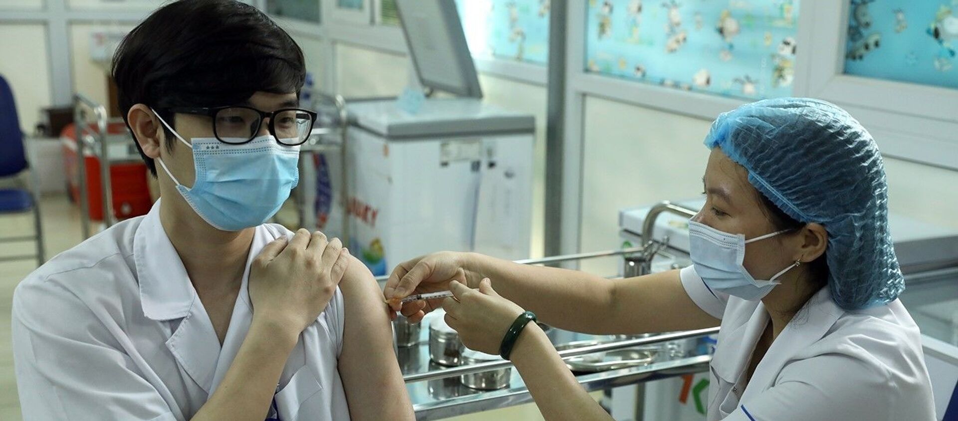 Bác sỹ Nguyễn Việt Linh, Khoa Các bệnh nhiệt đới được tiêm vaccine AstraZeneca phòng COVID-19 - Sputnik Việt Nam, 1920, 16.03.2021