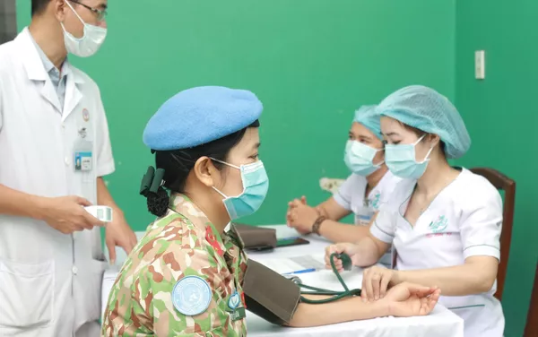 Các chiến sĩ Bệnh viện dã chiến cấp 2 số 3 được khám sàng lọc trước khi tiêm vaccine phòng COVID-19. Các chiến sĩ Bệnh viện dã chiến cấp 2 số 3 được khám sàng lọc trước khi tiêm vaccine phòng COVID-19. - Sputnik Việt Nam