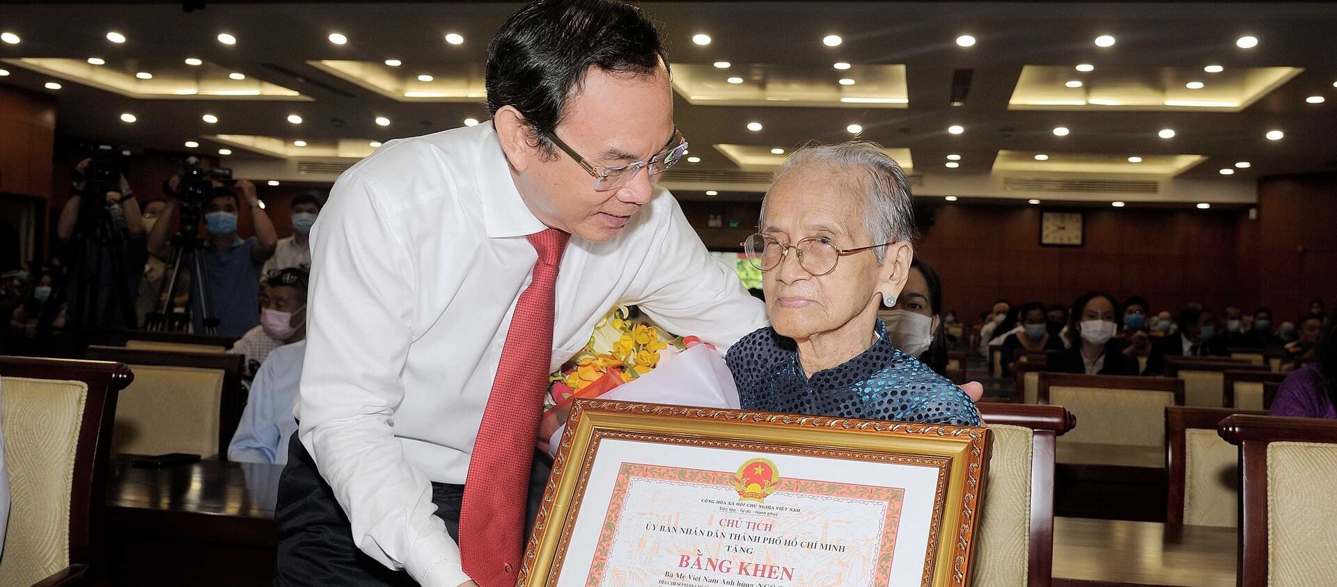 Bí thư Thành ủy Thành phố Hồ Chí Minh Nguyễn Văn Nên trao Bằng khen cho Mẹ Việt Nam Anh hùng Ngô Thị Quýt, người được vinh danh “Những tấm gương thầm lặng mà cao cả” lần thứ 4. - Sputnik Việt Nam, 1920, 17.03.2021