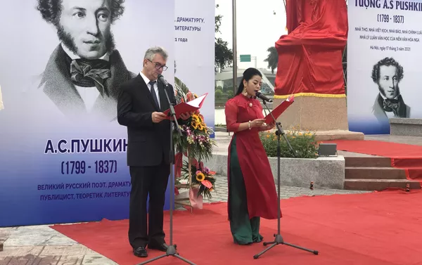 Buổi lễ khánh thành Tượng Đại thi hào Pushkin khai mạc lúc 9h sáng 17/3 tại Công viên Hòa Bình, Hà Nội. Buổi lễ khánh thành Tượng Đại thi hào Pushkin khai mạc lúc 9h sáng 17/3 tại Công viên Hòa Bình, Hà Nội. - Sputnik Việt Nam
