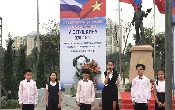 Các em học sinh đến tham gia và đọc thơ Pushkin tại sự kiện. Các em học sinh đến tham gia và đọc thơ Pushkin tại sự kiện. - Sputnik Việt Nam