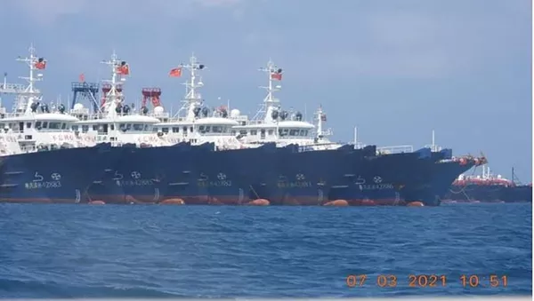 Các tàu Trung Quốc cập vào bãi đá ngầm Whitsun ở Biển Đông. - Sputnik Việt Nam