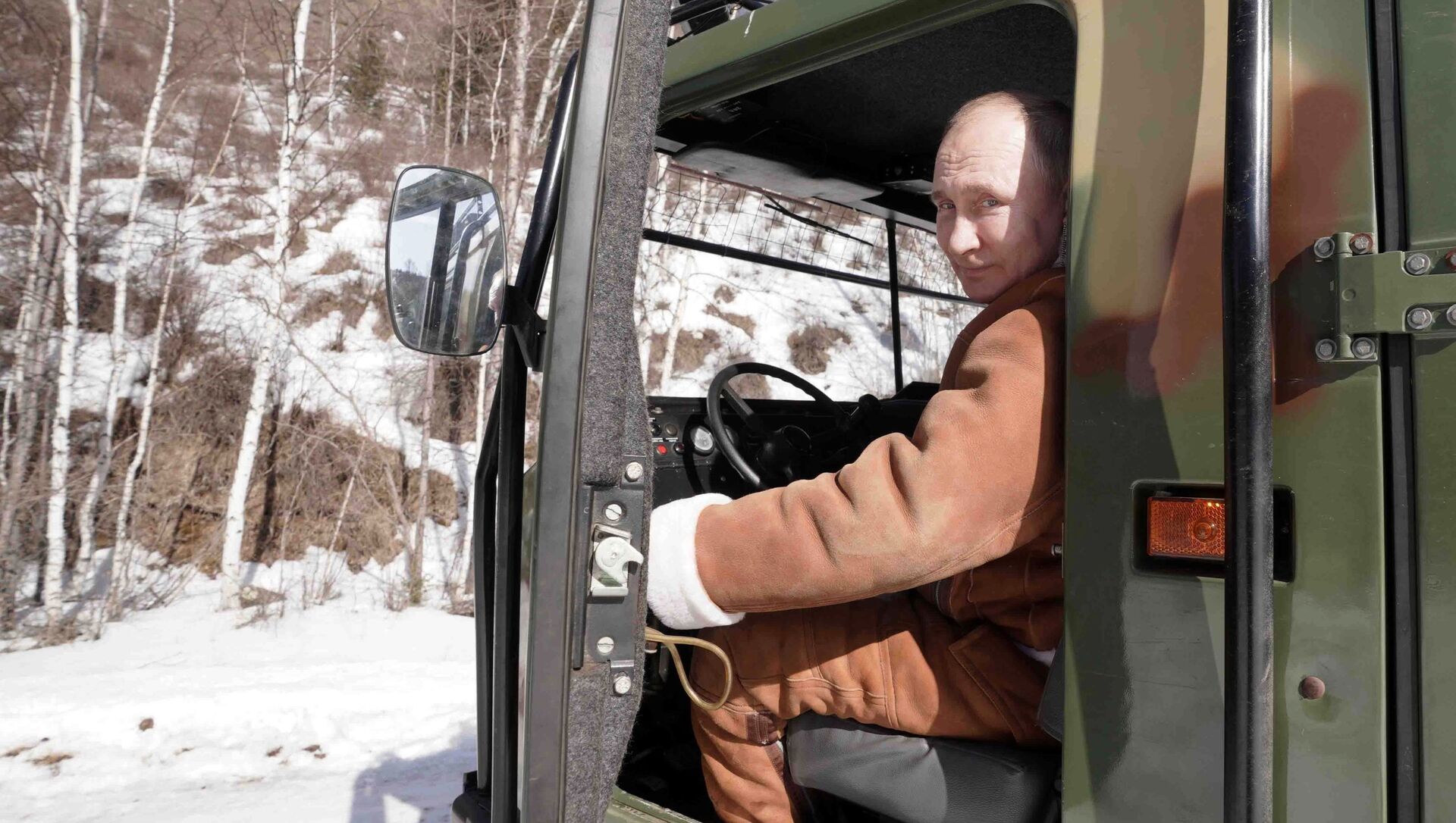 Tổng thống Nga Vladimir Putin lái xe địa hình khi đi dạo trong rừng taiga. Tổng thống Nga Vladimir Putin lái xe địa hình khi đi dạo trong rừng taiga. - Sputnik Việt Nam, 1920, 23.03.2021