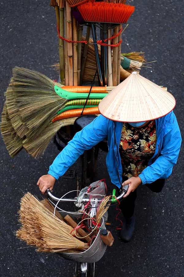 Hàng chổi trên xe đạp ở Hà Nội Hàng chổi trên xe đạp ở Hà Nội - Sputnik Việt Nam