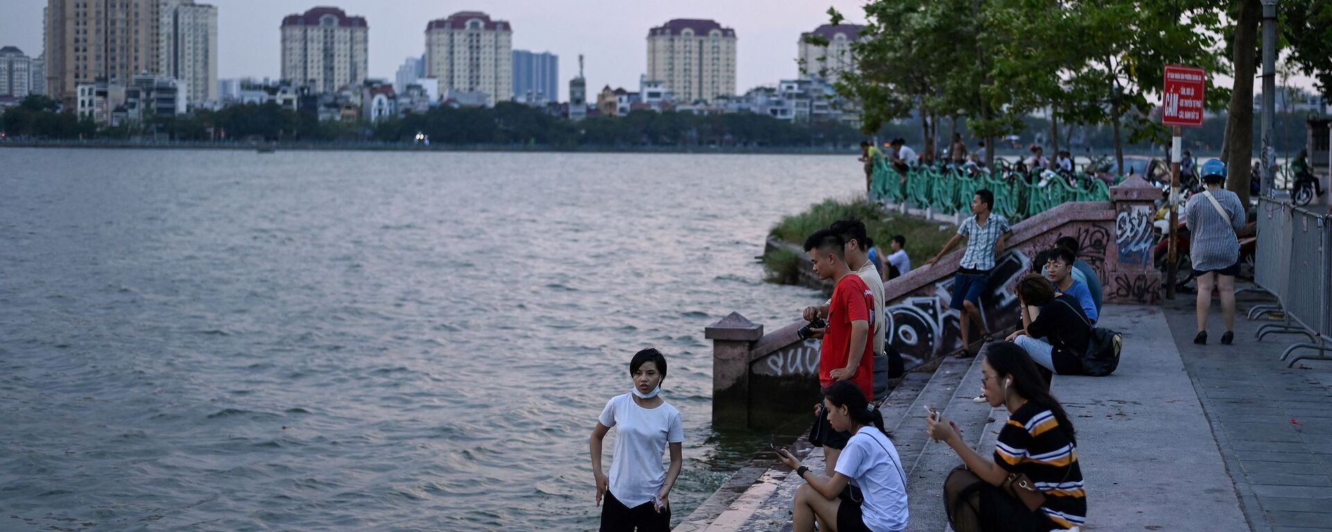 Người dân Hà Nội nghỉ ngơi bên Hồ Tây. - Sputnik Việt Nam, 1920, 29.02.2024