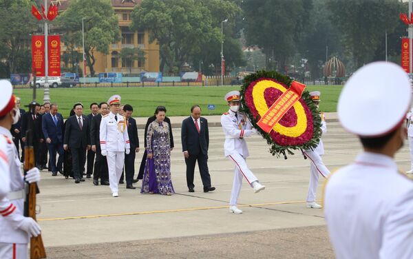 Thủ tướng Nguyễn Xuân Phúc, Chủ tịch Quốc hội Nguyễn Thị Kim Ngân và các Đại biểu Quốc hội đặt vòng hoa và vào Lăng viếng Chủ tịch Hồ Chí Minh. - Sputnik Việt Nam