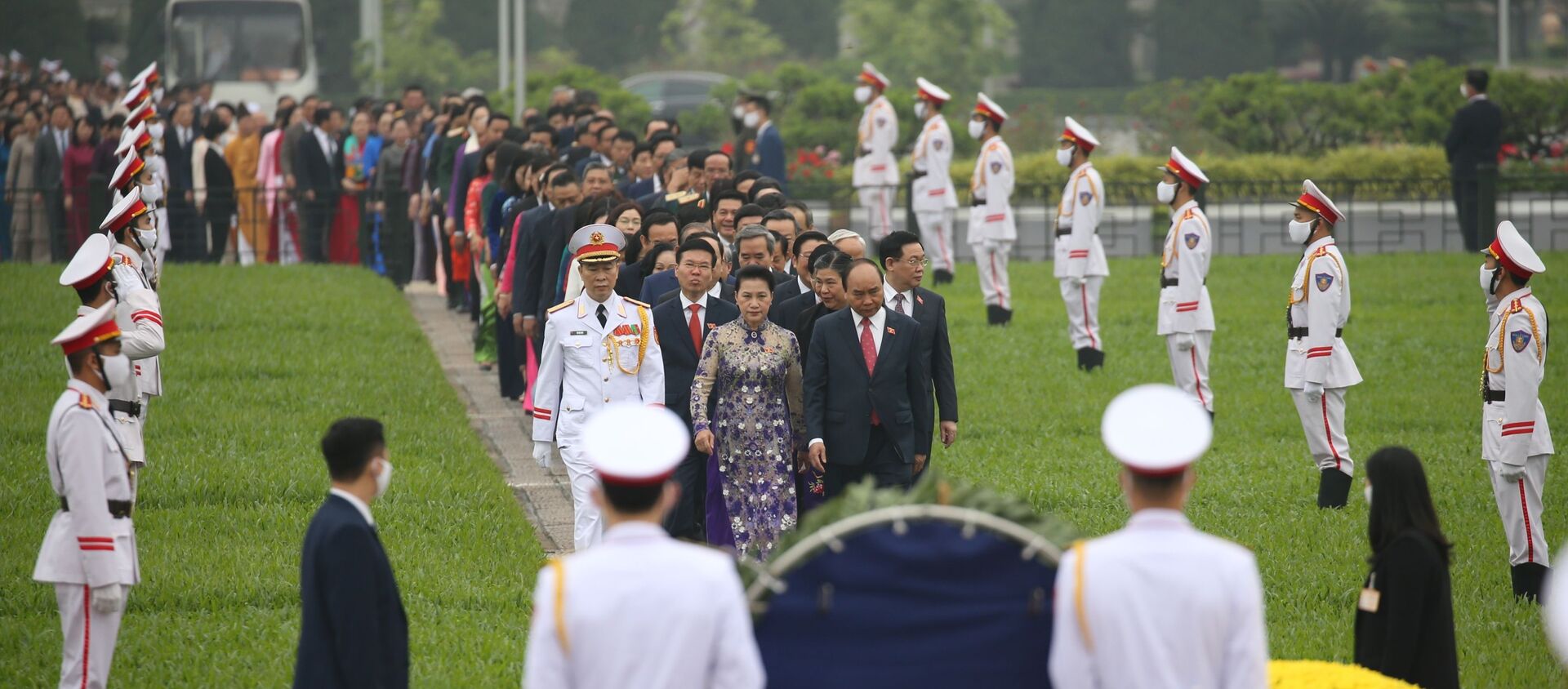 các Đại biểu Quốc hội đặt vòng hoa và vào Lăng viếng Chủ tịch Hồ Chí Minh. - Sputnik Việt Nam, 1920, 24.03.2021