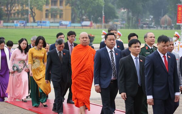 Các Đại biểu Quốc hội đặt vòng hoa và vào Lăng viếng Chủ tịch Hồ Chí Minh.  - Sputnik Việt Nam