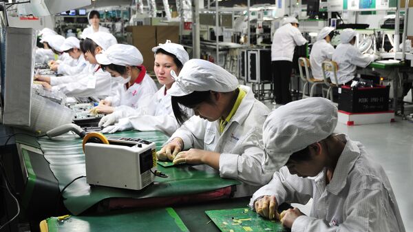 Công nhân làm việc trong phân xưởng của nhà máy Foxconn Technology Group ở Thâm Quyến, Trung Quốc - Sputnik Việt Nam