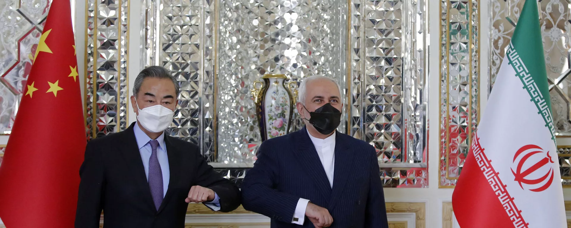 Bộ trưởng Ngoại giao Iran Mohammad Javad Zarif chào mừng người đồng cấp Trung Quốc Vương Nghị đến thăm Tehran, thủ đô Iran. Bộ trưởng Ngoại giao Iran Mohammad Javad Zarif chào mừng người đồng cấp Trung Quốc Vương Nghị đến thăm Tehran, thủ đô Iran. - Sputnik Việt Nam, 1920, 11.11.2021