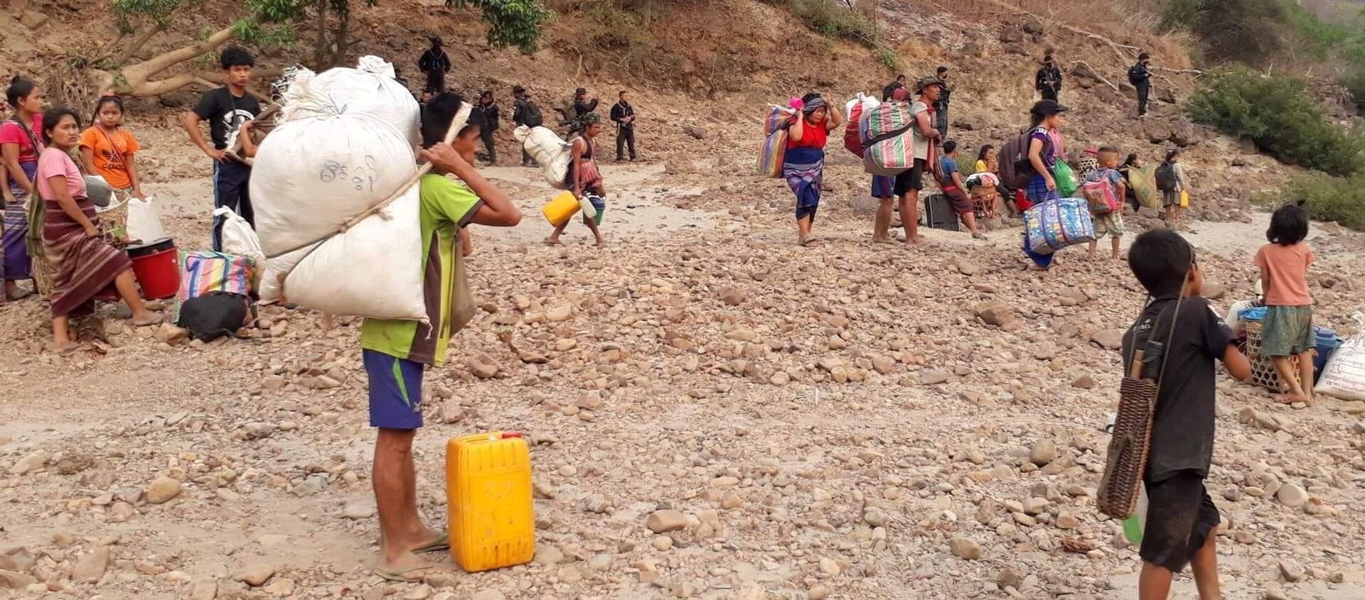 Những người tị nạn từ Bang Karen ở Myanmar từng trú ẩn ở Thái Lan đang trở về nhà. - Sputnik Việt Nam, 1920, 30.03.2021