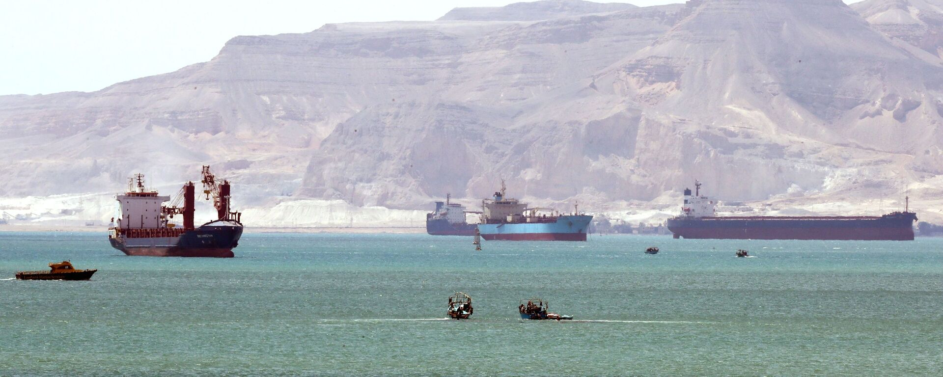 Tàu xếp hàng đợi đến lượt mình ở kênh đào Suez. - Sputnik Việt Nam, 1920, 29.03.2022