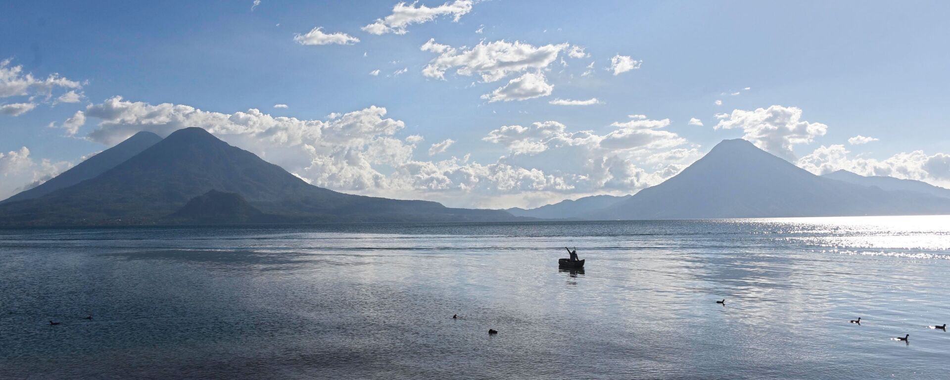 Hồ Atitlan trong miệng núi lửa được hình thành do sự phun trào của siêu núi lửa Los Chocojos - Sputnik Việt Nam, 1920, 31.03.2021