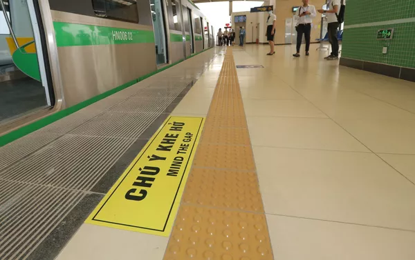 Các chỉ báo quy định rõ ràng tại lối lên xuống của tàu. Các chỉ báo quy định rõ ràng tại lối lên xuống của tàu. - Sputnik Việt Nam