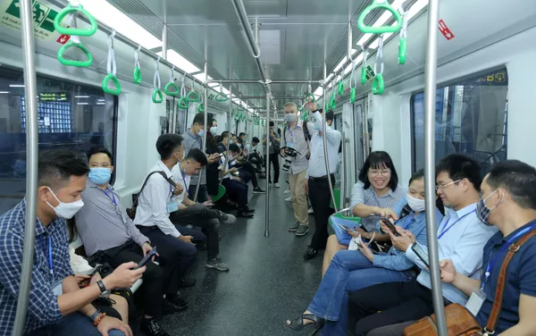 Các phóng viên báo chí tham quan tuyến đường sắt Cát Linh – Hà Đông. Các phóng viên báo chí tham quan tuyến đường sắt Cát Linh – Hà Đông. - Sputnik Việt Nam