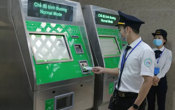 Nhân viên hướng dẫn mua vé tại cây bán vé tự động. Nhân viên hướng dẫn mua vé tại cây bán vé tự động. - Sputnik Việt Nam