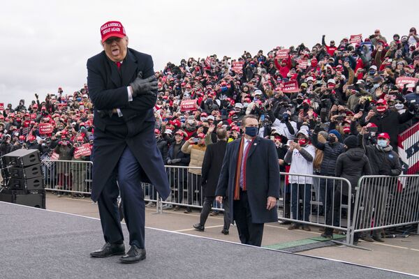 Tổng thống Mỹ Donald Trump nói đùa về việc ông bị đóng băng trong một cuộc gặp gỡ ở Michigan, 2020 - Sputnik Việt Nam