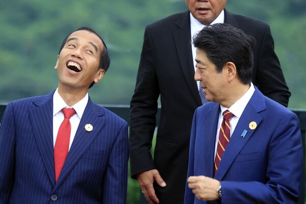 Tổng thống Indonesia Joko Widodo (trái) cười khi chụp ảnh cùng với Thủ tướng Nhật Bản Shinzo Abe, 2017 - Sputnik Việt Nam