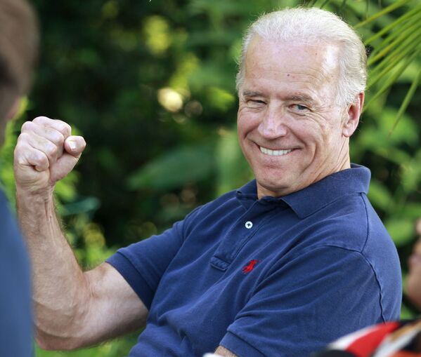 Phó Tổng thống Hoa Kỳ Joe Biden nói đùa về sai lầm của Blumenthal, đề cập đến việc tổng chưởng lý bang Connecticut thường đùa về  thời gian phục vụ tại Việt Nam, khi nói chuyện với các cựu chiến binh, năm 2010 - Sputnik Việt Nam