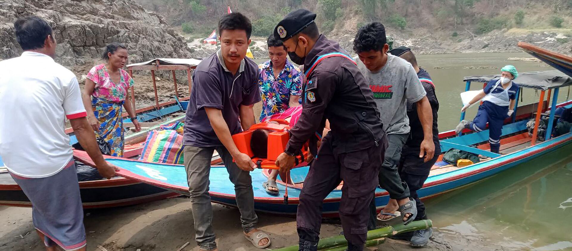 Quân đội Thái Lan giúp đỡ những người tị nạn từ Myanmar. - Sputnik Việt Nam, 1920, 01.04.2021