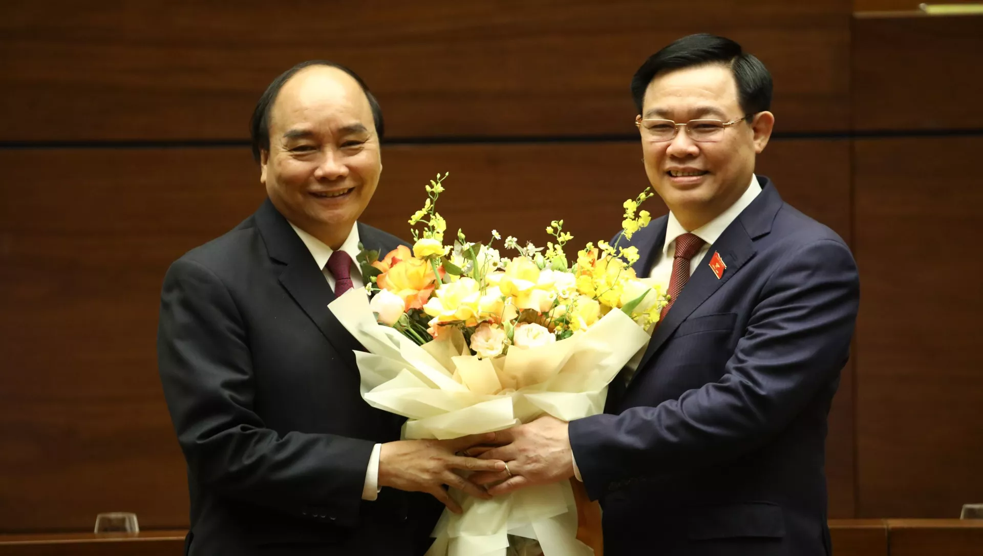 Chủ tịch Quốc hội Vương Đình Huệ chúc mừng đồng chí Nguyễn Xuân Phúc hoàn thành xuất sắc nhiệm vụ.