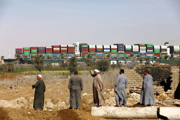 Tàu container Ever Given được đưa ra khỏi chỗ mắc cạn ở kênh đào Suez - Sputnik Việt Nam