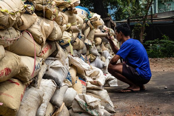 Người biểu tình tại làng Thaketa của Yangon theo dõi hoạt động chống đảo chính quân sự ở Myanmar - Sputnik Việt Nam