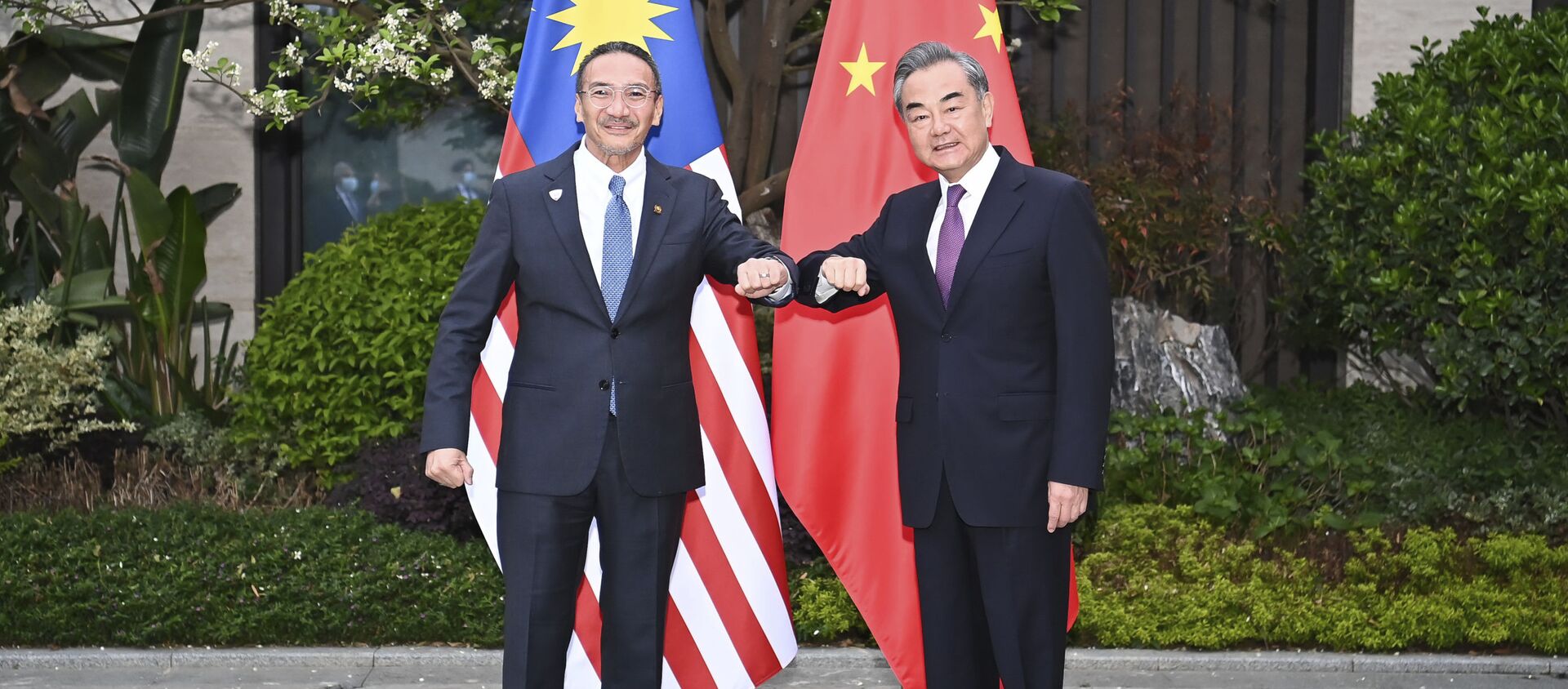 Bộ trưởng Ngoại giao Trung Quốc Vương Nghị chào đón Bộ trưởng Ngoại giao Malaysia Hishammuddin Hussein trong cuộc gặp ở Nam Bình, Trung Quốc - Sputnik Việt Nam, 1920, 02.04.2021