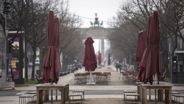 Đại lộ vắng người trước cổng Brandenburg ở Berlin, Đức. - Sputnik Việt Nam