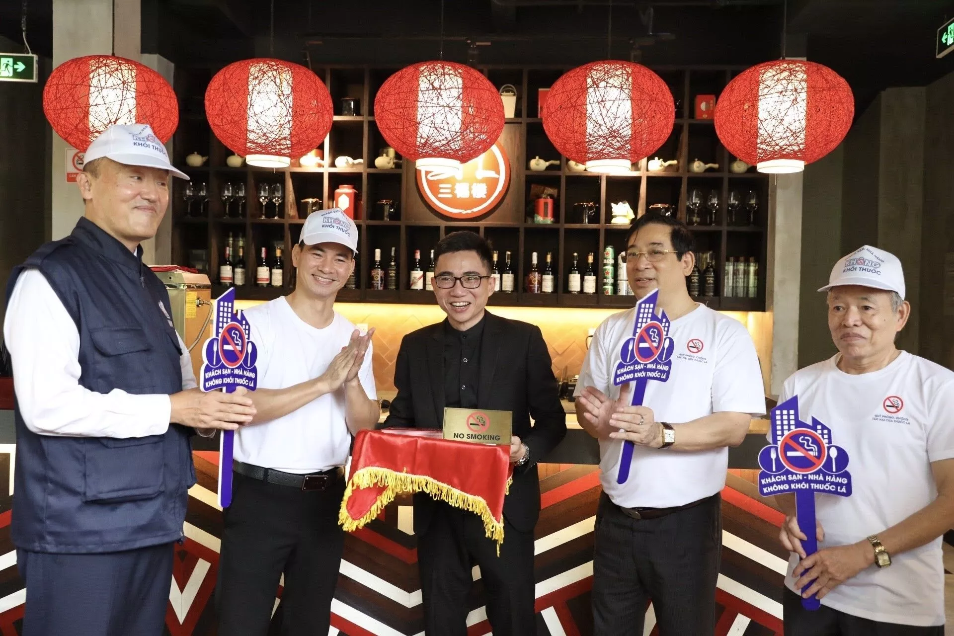 Hà Nội phát động chiến dịch xây dựng khách sạn, nhà hàng không khói thuốc Hà Nội phát động chiến dịch xây dựng khách sạn, nhà hàng không khói thuốc - Sputnik Việt Nam, 1920, 03.04.2021