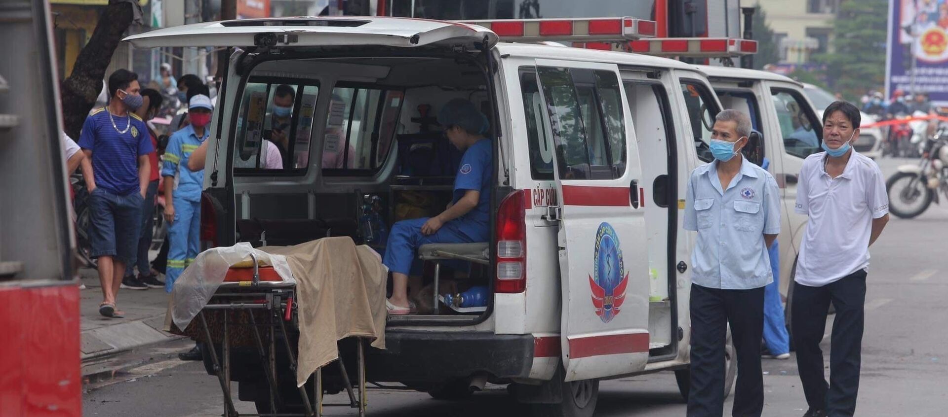 Xe cứu thương đưa thi thể các nạn nhân ra khỏi hiện trường. - Sputnik Việt Nam, 1920, 04.04.2021