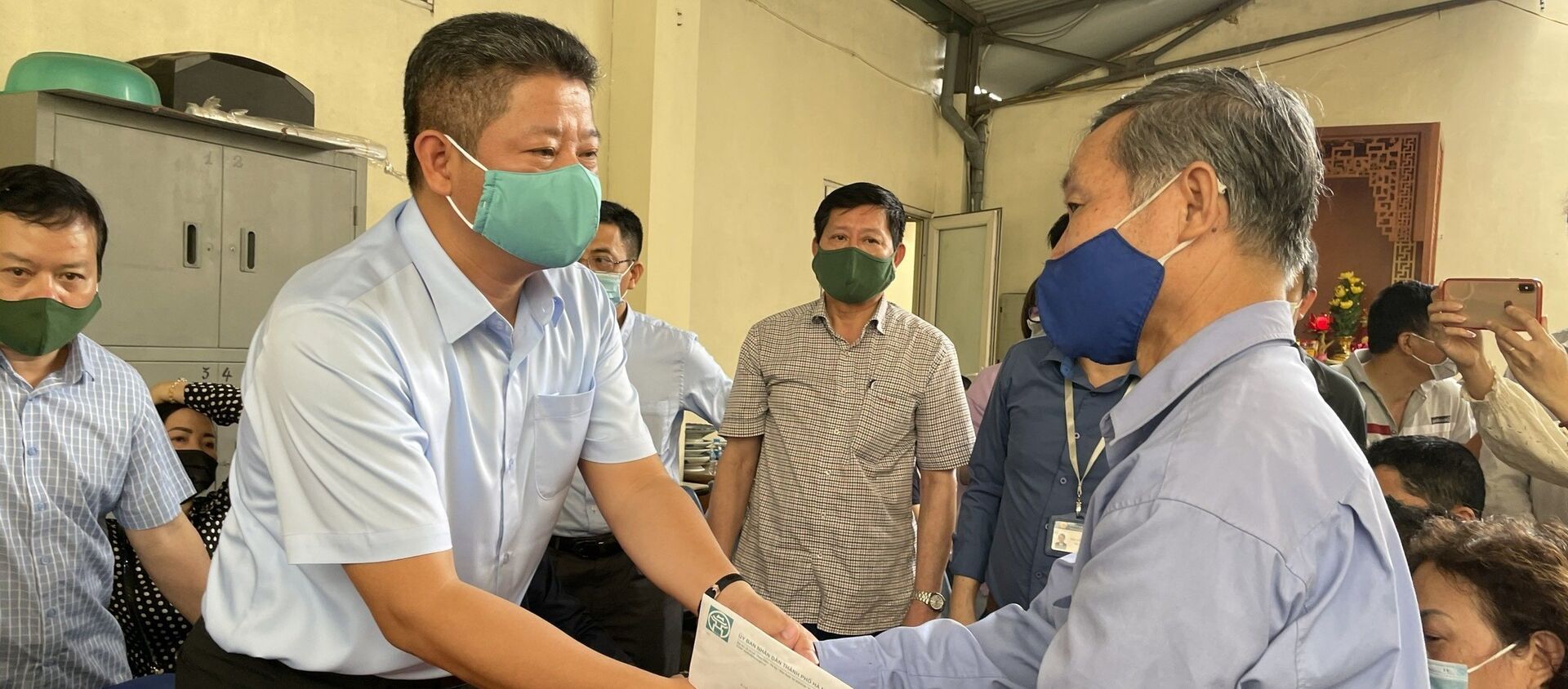Phó Chủ tịch UBND thành phố Hà Nội Nguyễn Mạnh Quyền (bên trái) thăm hỏi, động viên, tặng quà hỗ trợ gia đình nạn nhân bị thiệt mạng tại vụ hỏa hoạn. - Sputnik Việt Nam, 1920, 04.04.2021