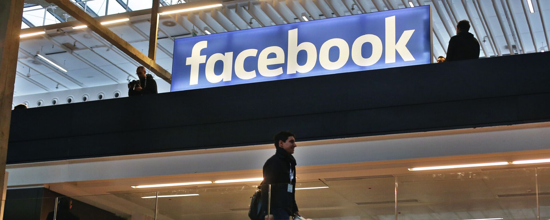 Logo của công ty Facebook ở Paris. - Sputnik Việt Nam, 1920, 04.04.2021