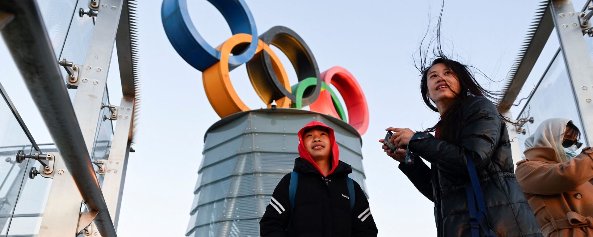 Những người trẻ tuổi gần tháp Olympic Bắc Kinh ở Trung Quốc - Sputnik Việt Nam, 1920, 08.06.2021