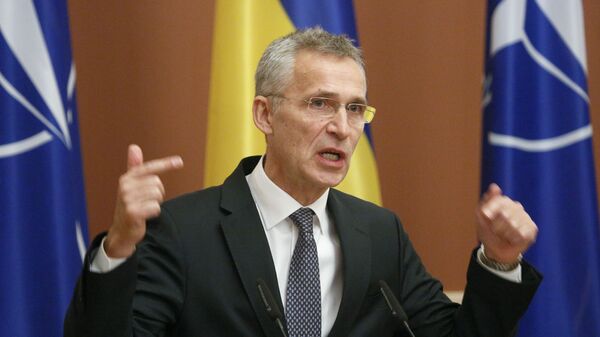 Tổng thư ký NATO Jens Stoltenberg trong cuộc họp báo ở Kiev. - Sputnik Việt Nam