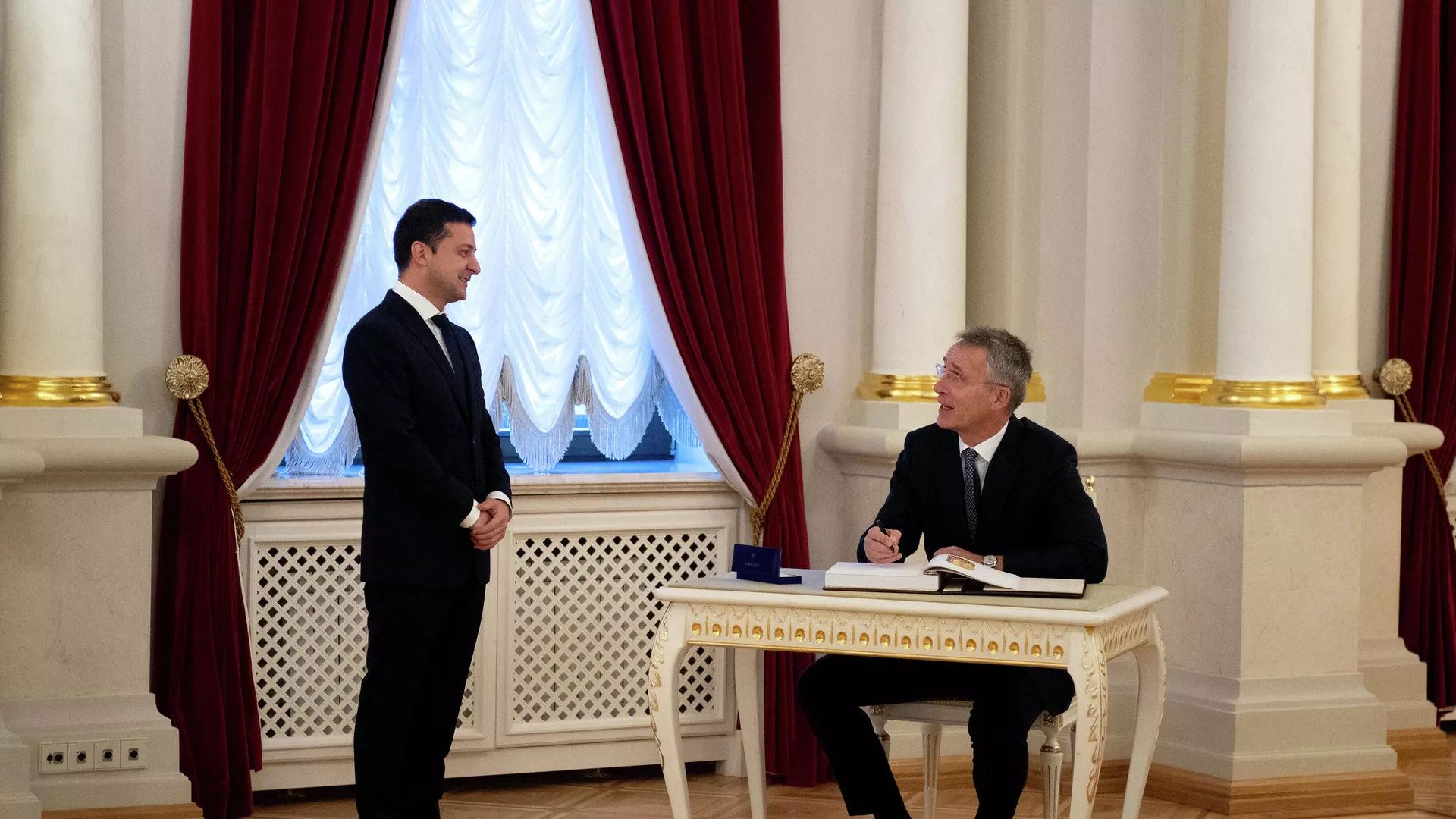 Tổng thống Ukraina Vladimir Zelensky và Tổng thư ký NATO Jens Stoltenberg.