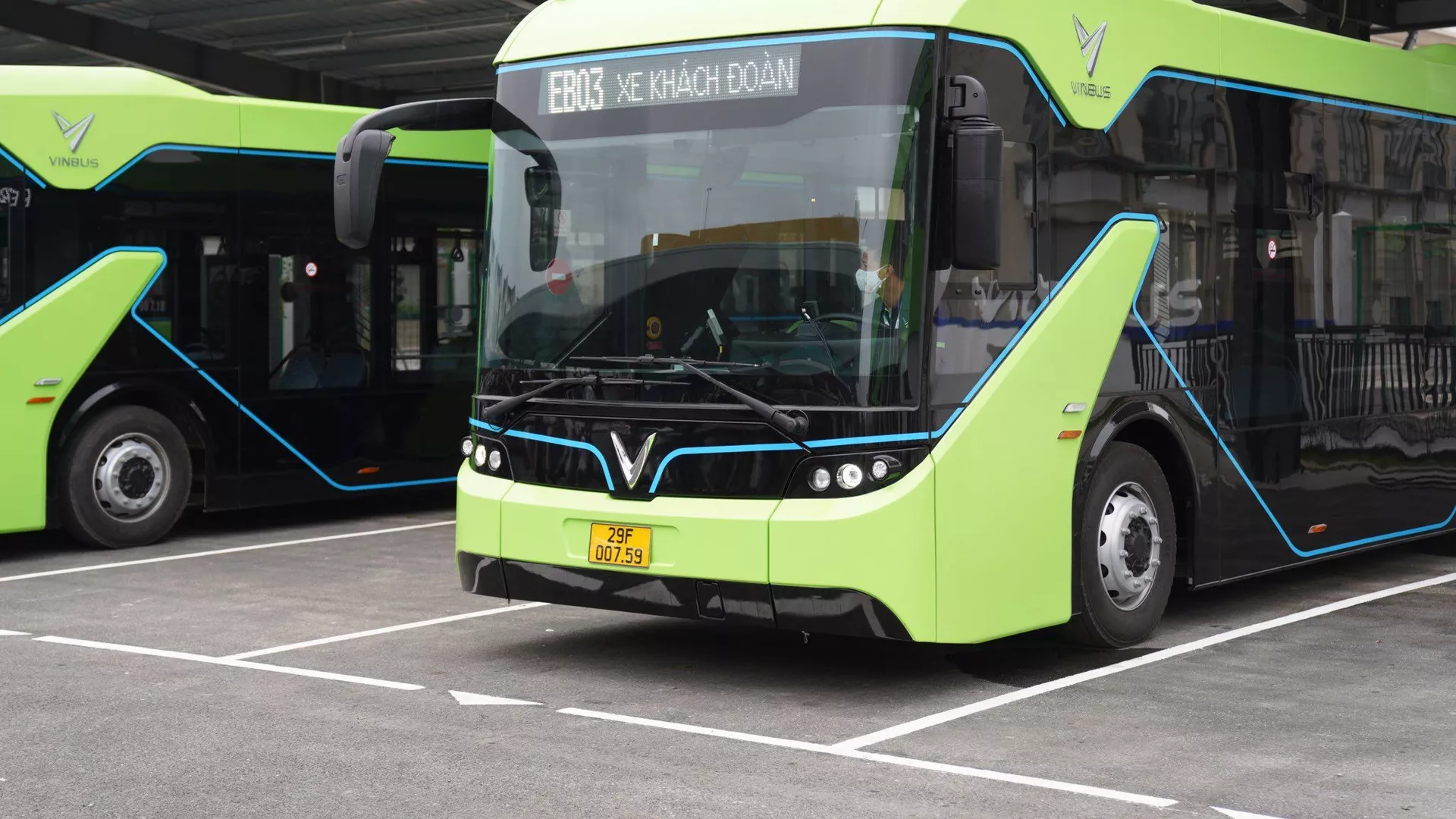 Xe bus điện Vinbus lăn bánh