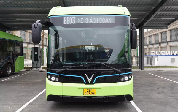 Xe bus điện Vinbus lăn bánh Xe bus điện Vinbus lăn bánh - Sputnik Việt Nam