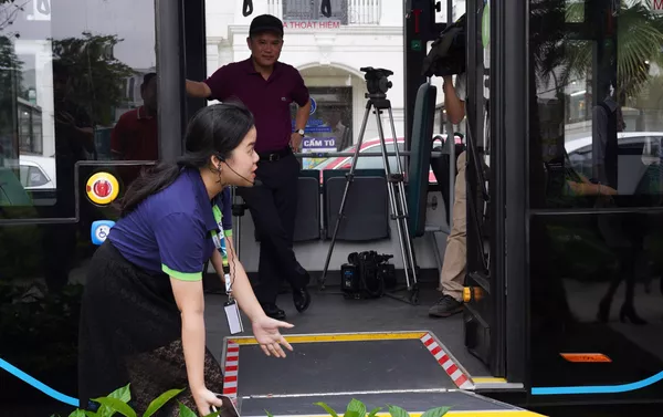 Xe bus điện Vinbus lăn bánh Xe bus điện Vinbus lăn bánh - Sputnik Việt Nam