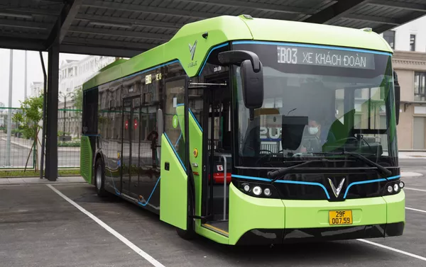 Xe bus điện Vinbus lăn bánh Xe bus điện Vinbus lăn bánh - Sputnik Việt Nam