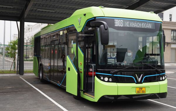 Xe bus điện Vinbus lăn bánh - Sputnik Việt Nam