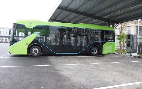 Xe bus điện Vinbus lăn bánh - Sputnik Việt Nam